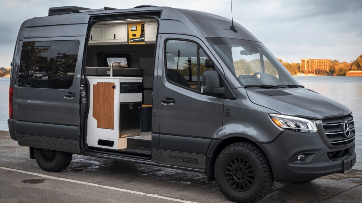 Der Allrad-Sprinter von Remote Vans fährt mit Cyberdusche vor.