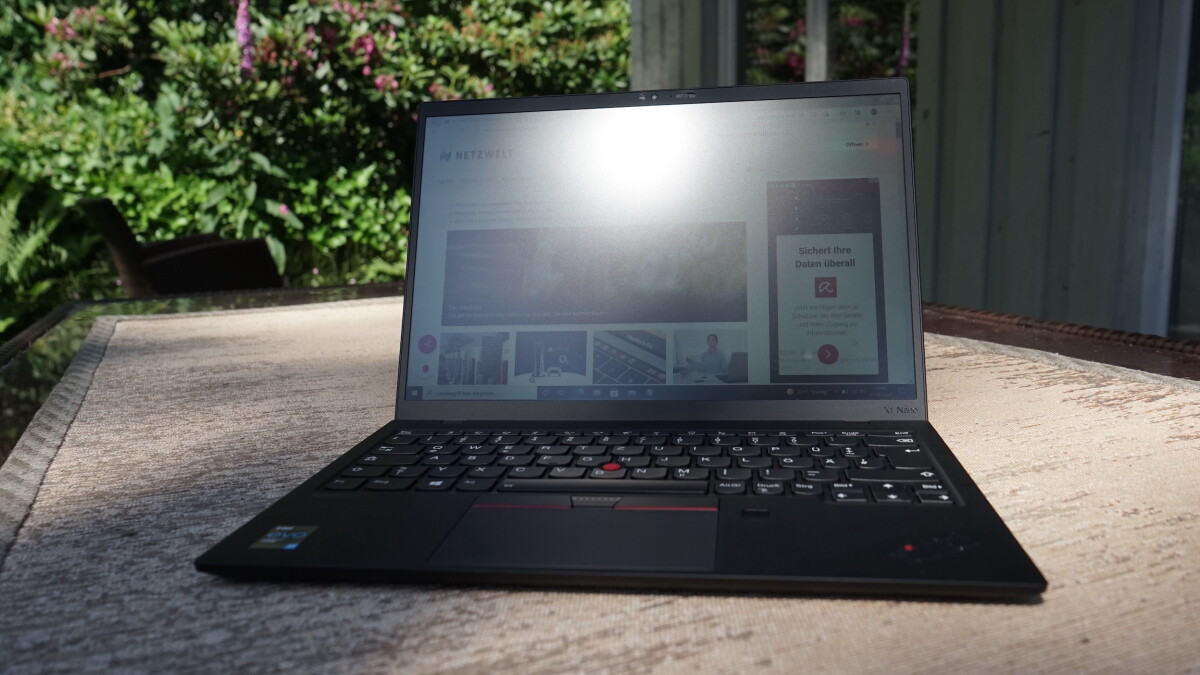 Knallt die Sonne direkt auf die ThinkPad-Anzeige, hilft auch die Entspiegelung kaum weiter. Bei der Variante mit Touchscreen dürfte dies jedoch störender sein.