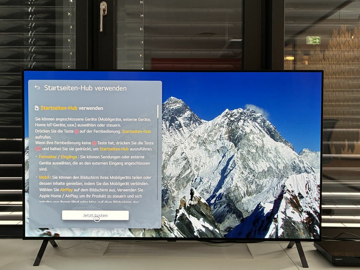 LG (Bild) und Samsung integrieren die Bedienungsanleitungen ins Bildschirmmenü.