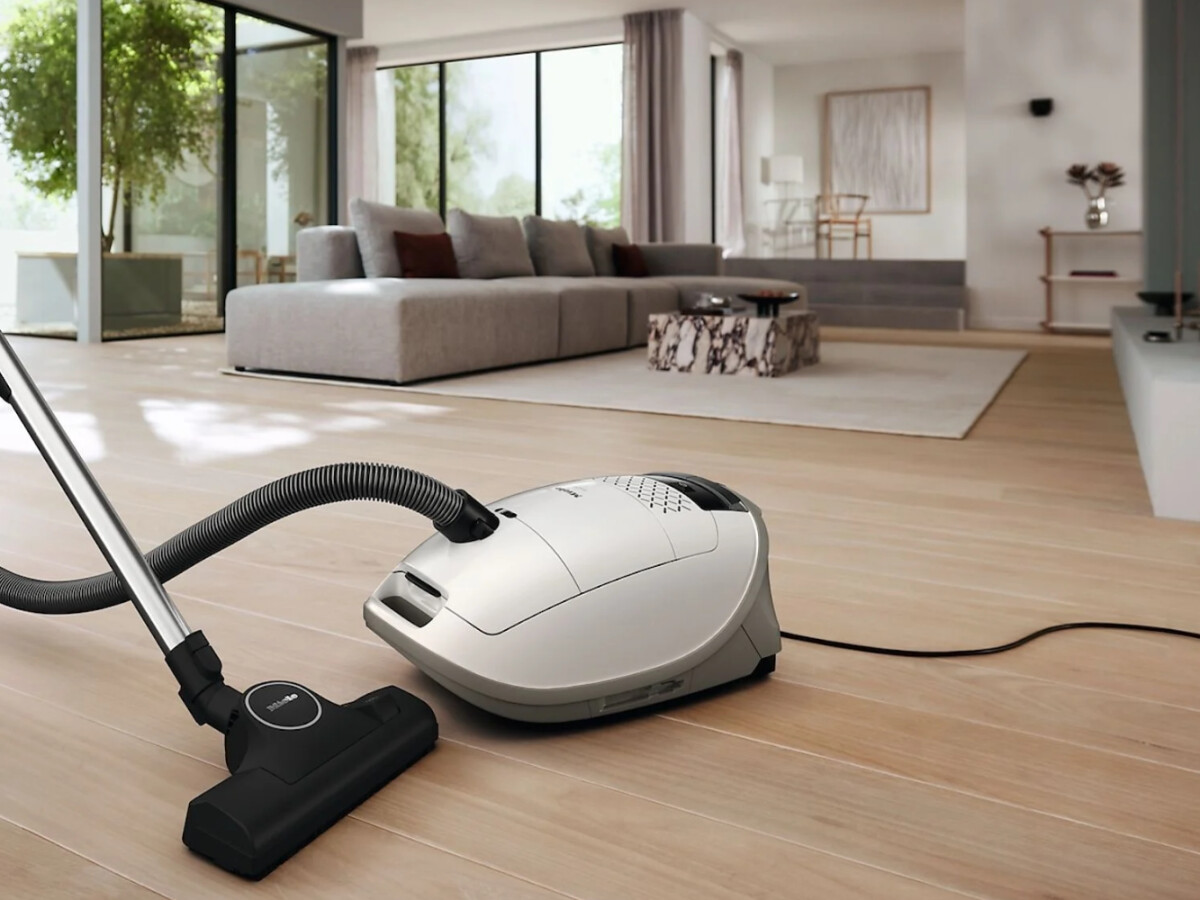 MediaMarkt bietet den Miele GUARD M1 S8380 Bodenstaubsauger derzeit zu einem äußerst attraktiven Preis-Leistungs-Verhältnis an. Das Modell überzeugt mit starker Leistung und praktischen Features und kostet 50 € weniger als üblich.