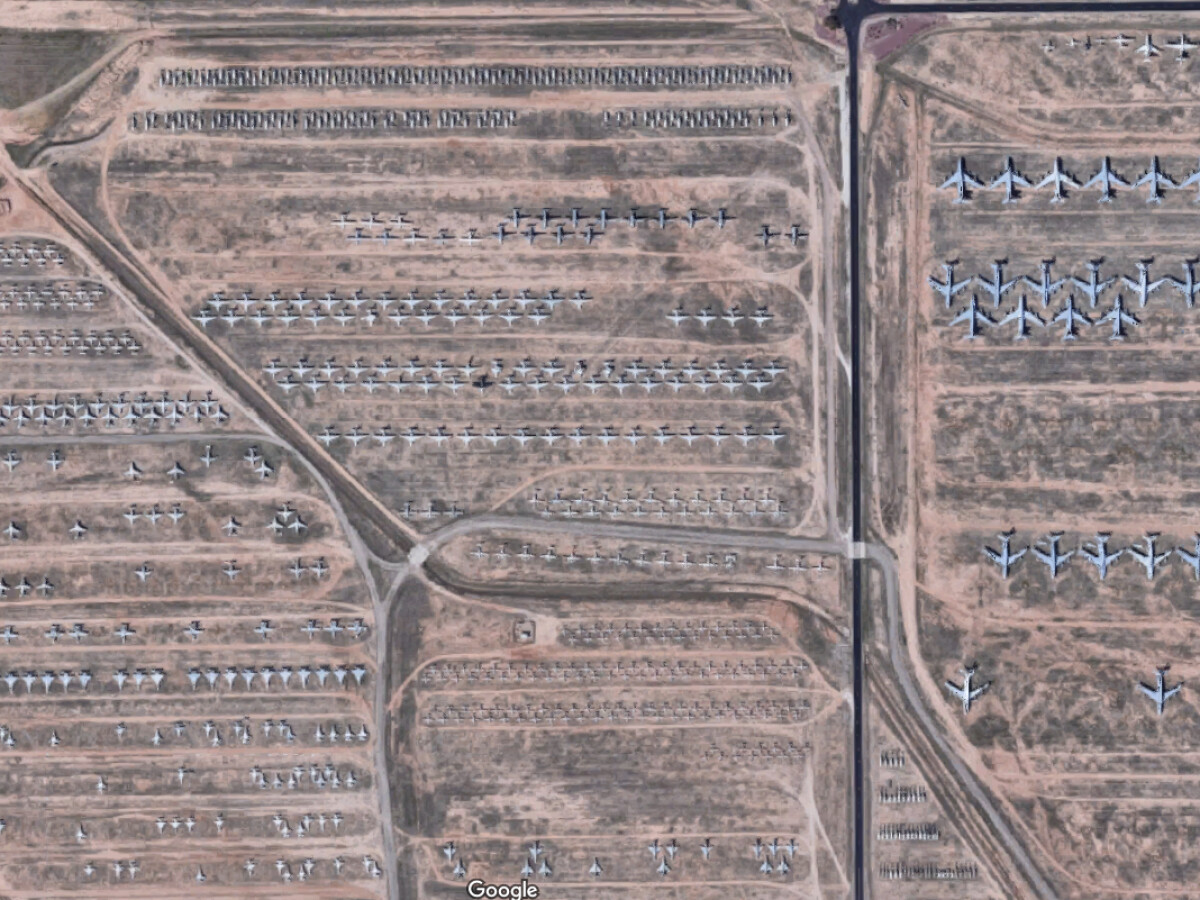 An einer anderen Stelle werden auch kleine Maschinen auf der Davis-Monthan Airforce Base gelagert.