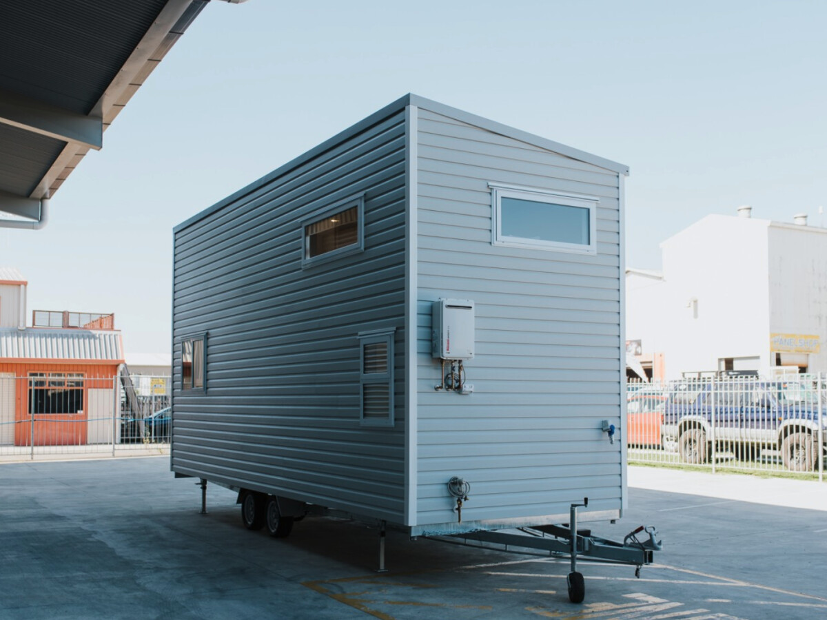 Von Außen wirkt der "Purple Palace" eher bieder, wie ein Container.