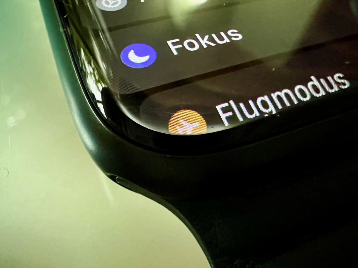 Das Display der Apple Watch Series 7 ist leicht gebogen. An den Enden sorgen lichtbrechende Kanten für einen "Infinitypool-Effekt".