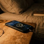 Der Irrtum, das Handy beim Laden über Nacht ausschalten zu müssen, hält sich hartnäckig.