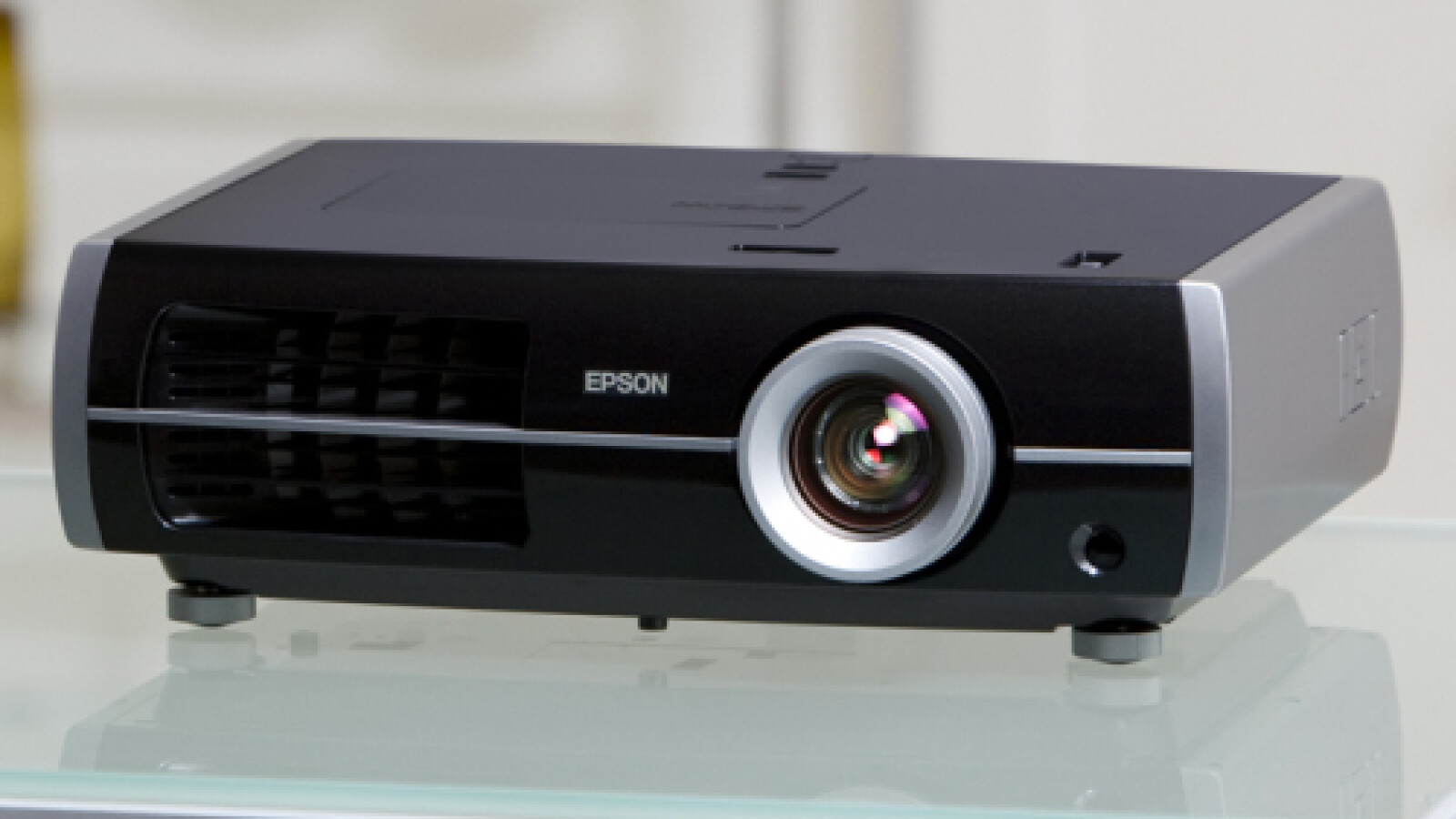 Ein rekordverdächtiges Kontrastverhältnis von 75.000:1 ist der markanteste Wert des TW5000 von Epson. Ab Oktober ist er für etwa 3.000 im Handel erhältlich. Für ungefähr 1.000 Euro ist ab dem selben Moment das Einstiegsmodell in den Full-HD-Bereich, der TW3800, verfügbar.