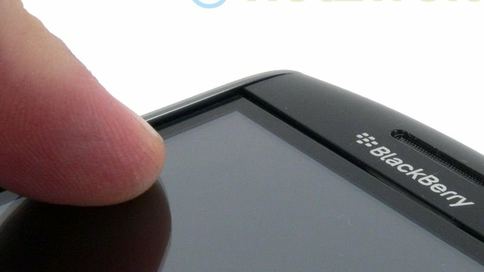 Der Touchscreen sitzt beweglich im Gehäuse, in den Ritzen sammelt sich schnell Dreck.