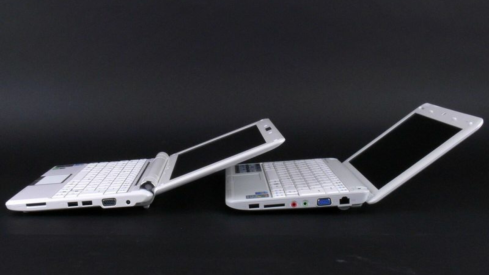 Der Neigungswinkel des EeePC auf der linken Seite ist etwas größer als der des MSI Wind.