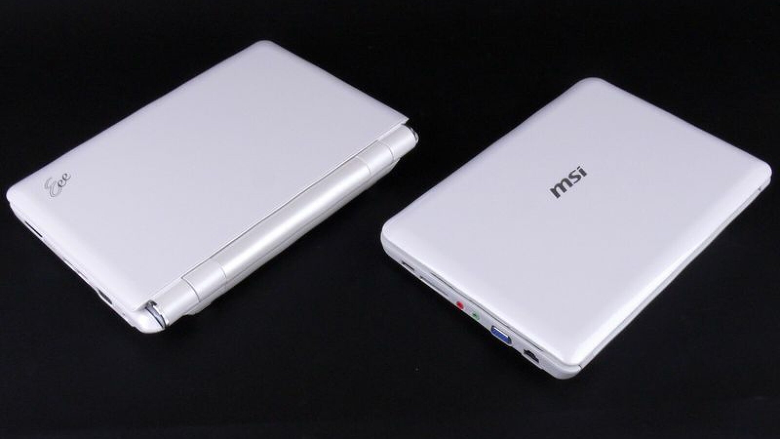 Entweder ein dezentes Eee in der linken oberen Ecke oder ein großes MSI genau in der Mitte des Gehäusedeckels. Beide Netbooks stehen auch in schwarz zur Auswahl.