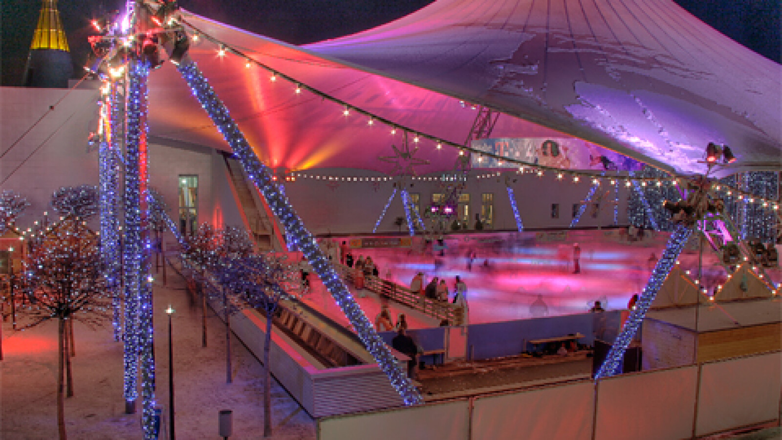 Augen auf: Überall wo Licht und Schatten aufeinander treffen, ist der HDR-Fan nicht weit. Hier war sogar nicht schlimm, dass sich die Eisläufer auf der Eisfläche bewegen, da das ruhige Gebäude einen passenden Rahmen bildet.