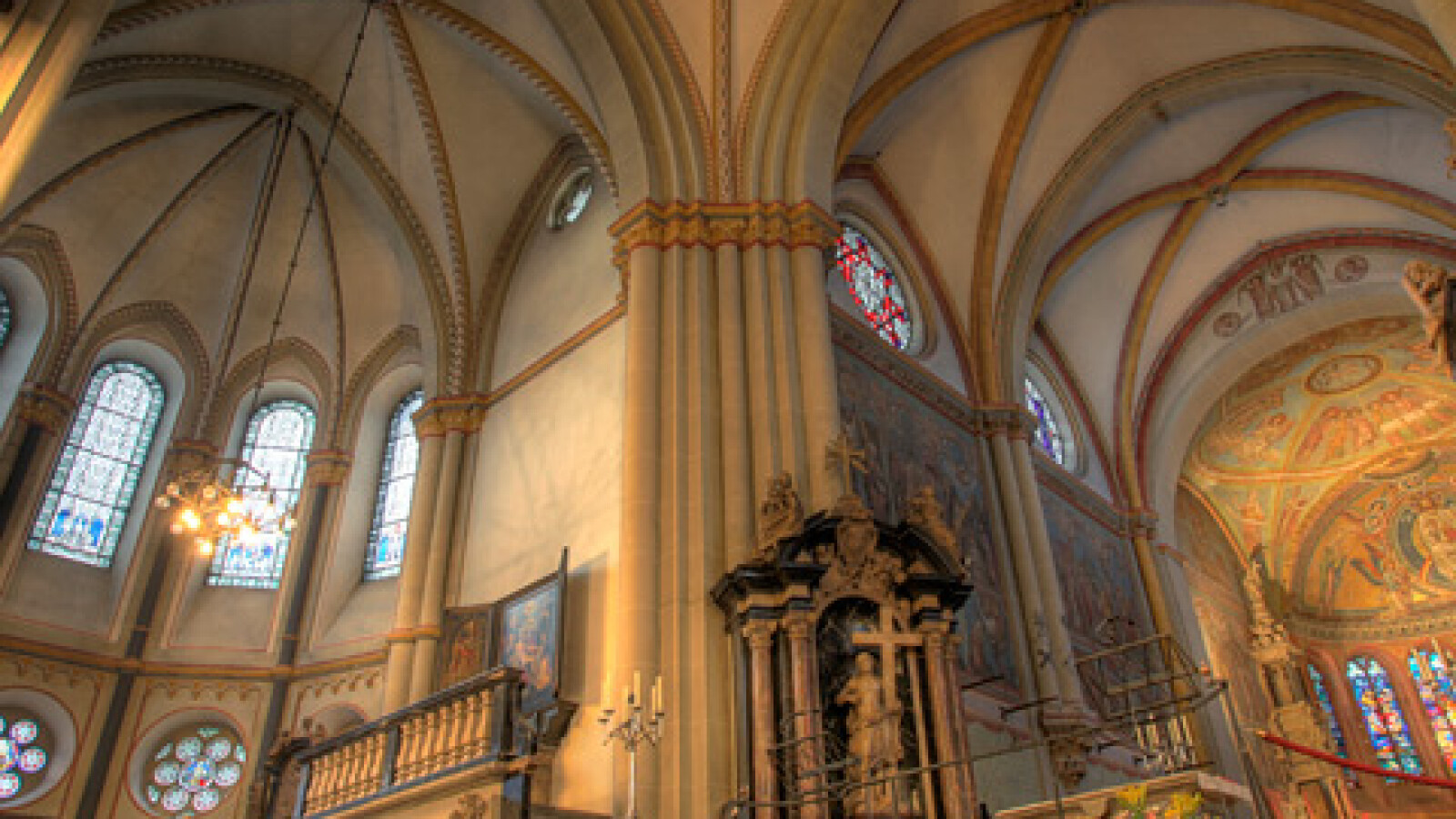 Kirchen sind ein sehr beliebtes Motiv unter HDR-Fotografen.