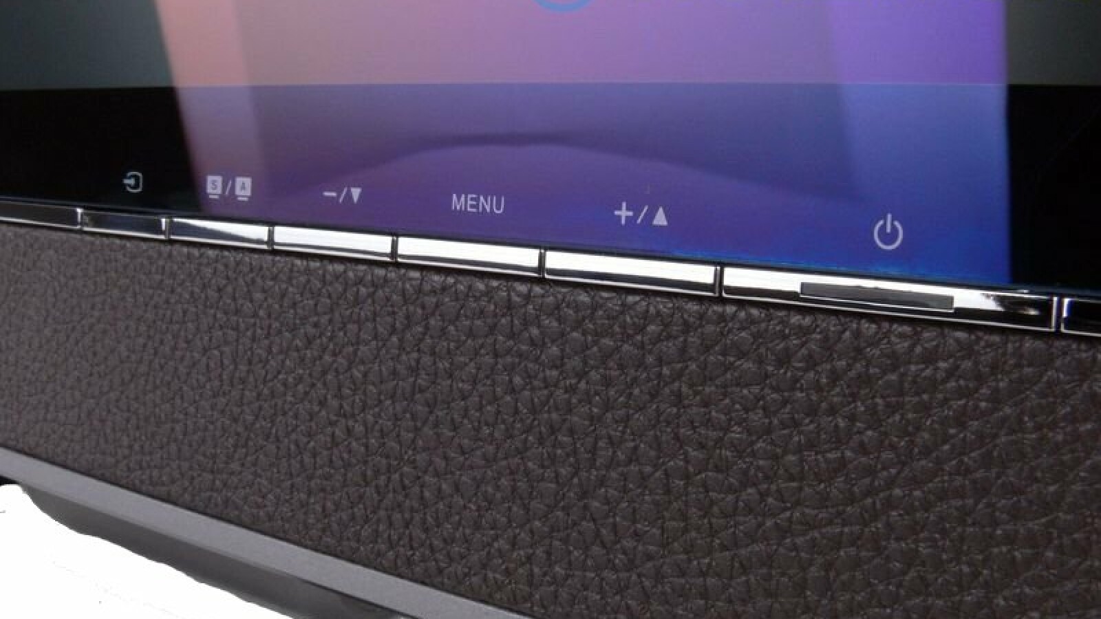 Für den edlen Look sitzt unter dem Display eine Leiste aus Leder.