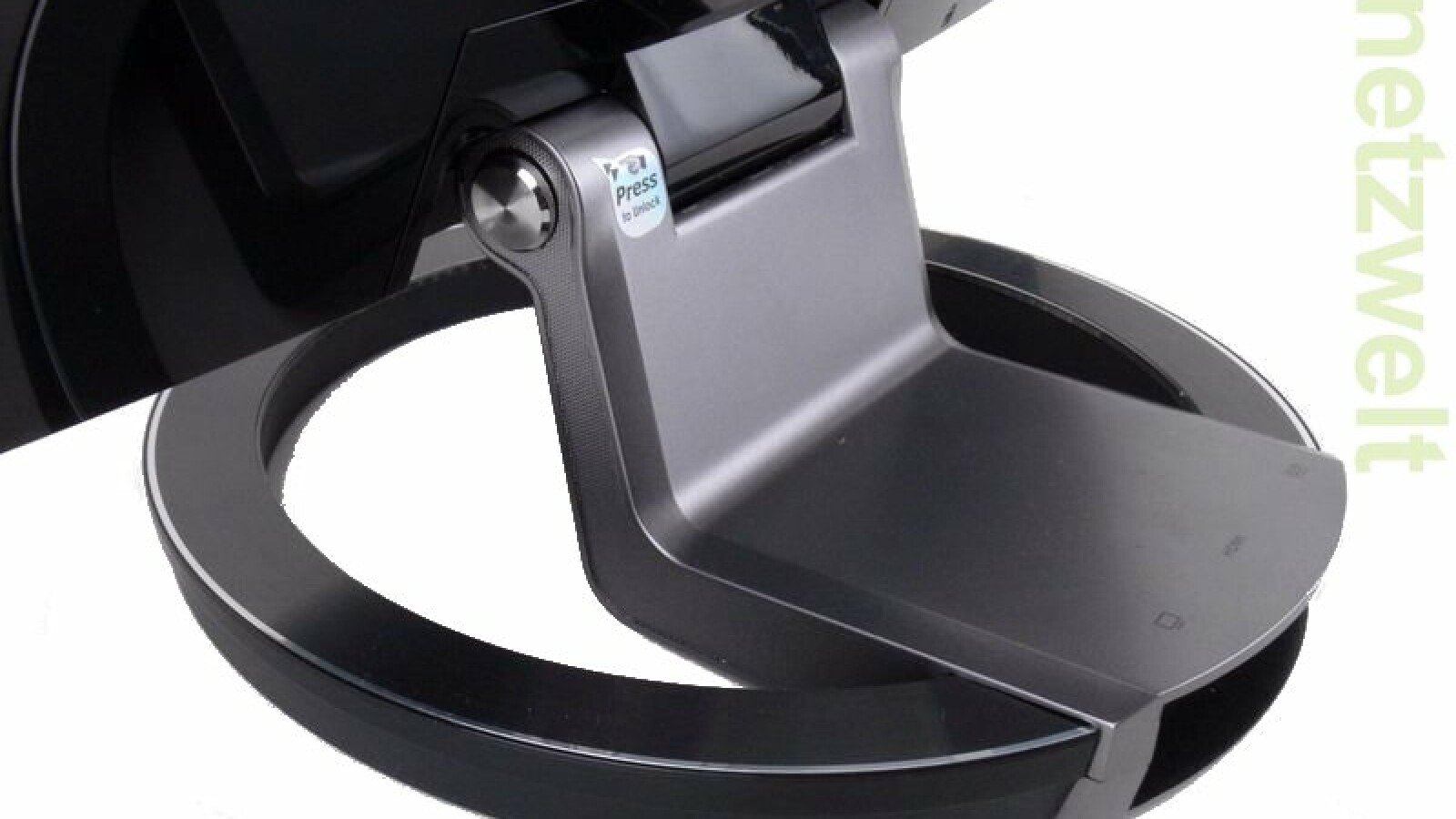 Auf seinem Standfuß steht der Monitor sehr stabil.