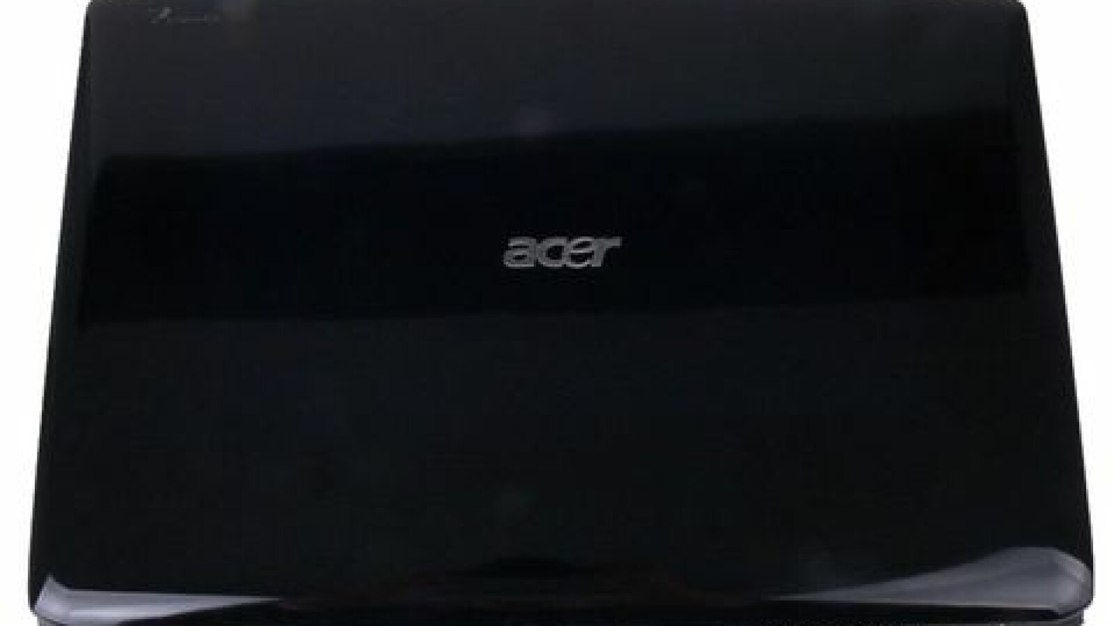 Spiegelnde Oberfläche, auf der sich Fingerspuren leicht abzeichnen.