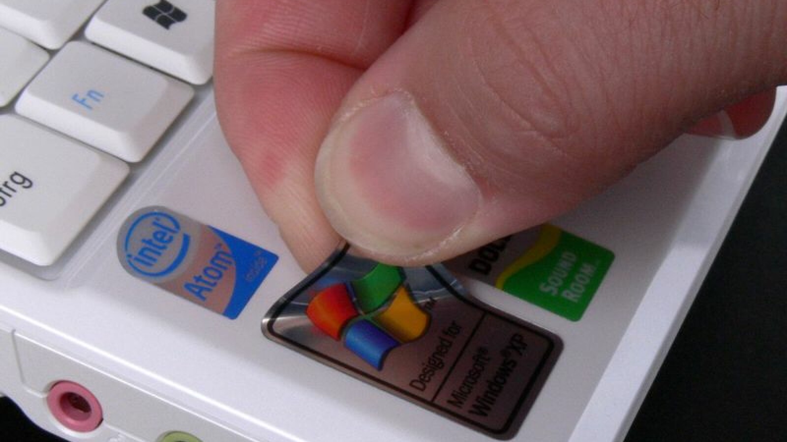 Nicht vergessen: Der Microsoft-Sticker kann abgezogen werden.