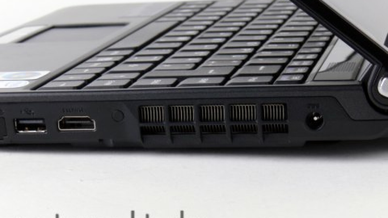 Noch zwei USB-Anschlüsse, Modem, Kartenleser und HDMI hat Medion auf dieser Seite platziert. Vorne warten noch Line-In und -Out auf Kontakt.