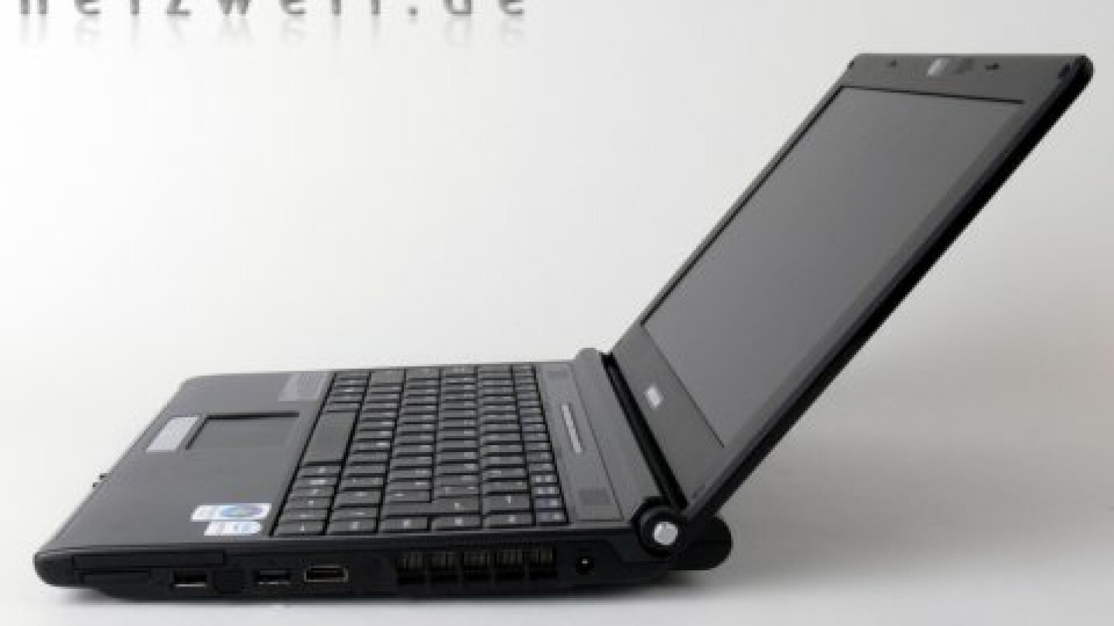 12,1 Zoll bringen 1280 mal 800 Pixel auf die Mattscheibe. Wegen des hervorstehenden Akkus lässt sich das Display nicht allzu weit nach hinten klappen.