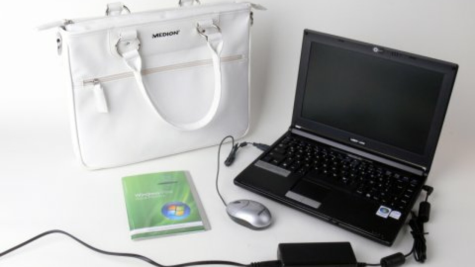 Das Medion Akoya MD 96652 kommt neben Netzteil und der Kunstledertasche noch mit einer OEM-Version von Vista Home Premium, Nero Burning ROM 7 Essentials, BullBuard Security Suite und einer USB-Maus.
