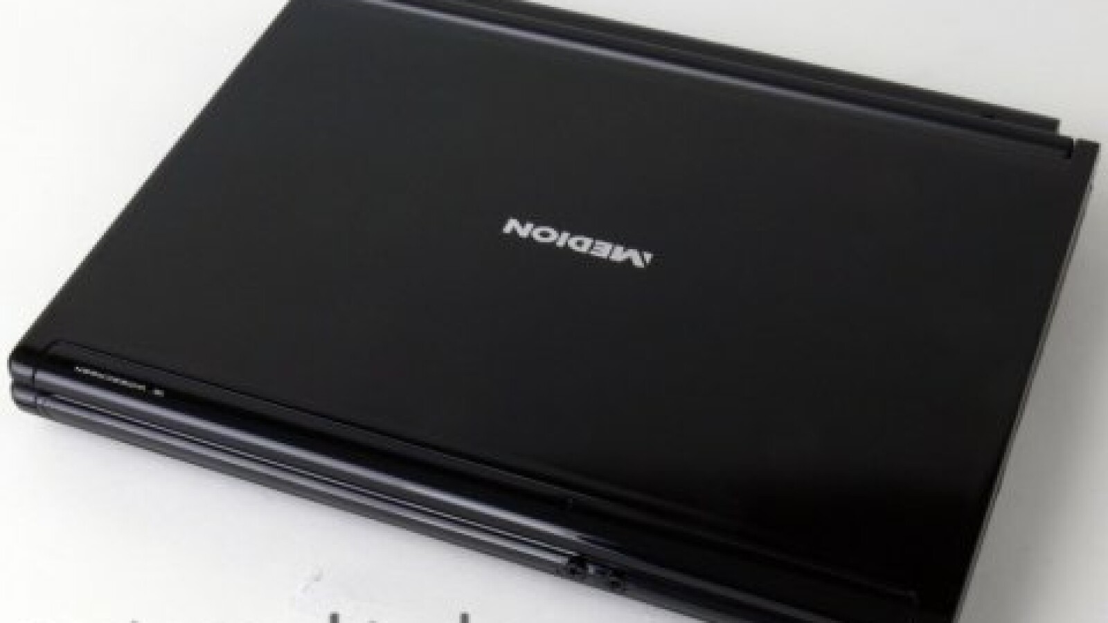 Der Klavierlack auf dem Deckel des Akoya MD 96652 wirkt auf den ersten Blick edel, zieht Schmutz und Fingerabdrücke aber magisch an.