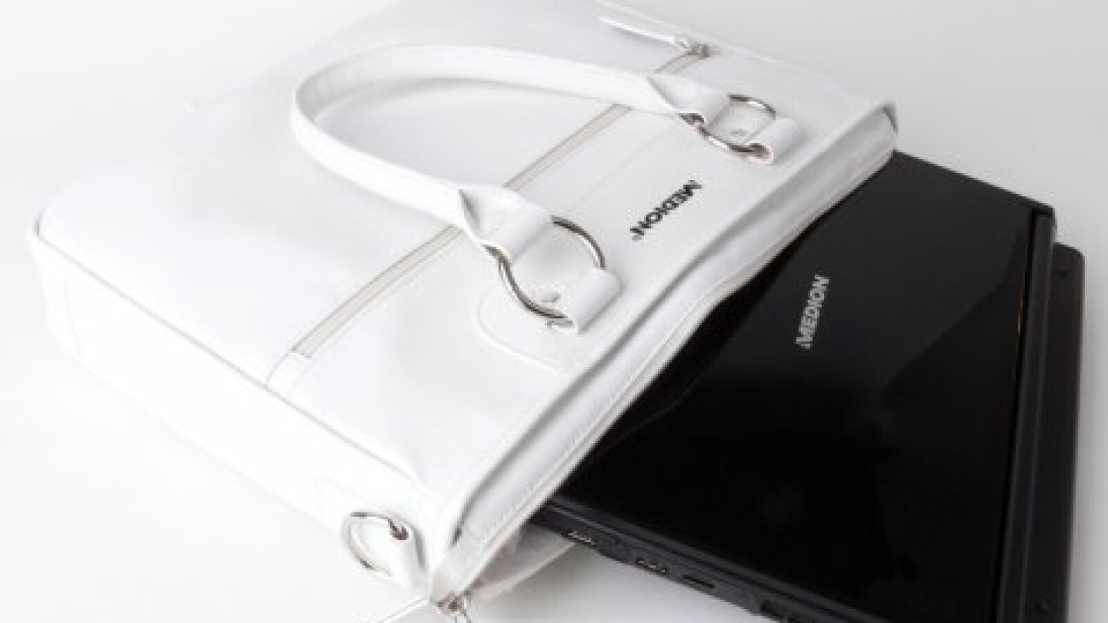 Dem Akoya legt Medion eine weiße Kunstledertasche bei. Diese lässt die Damenwelt als Zielgruppe vermuten.