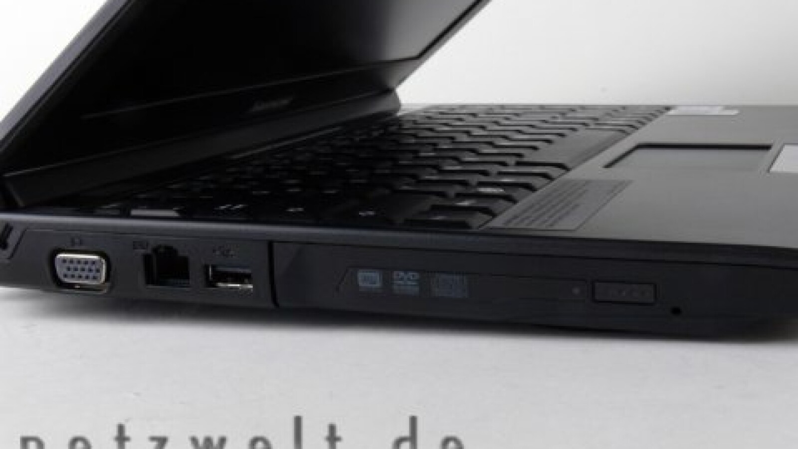 Neben VGA-Out, Ethernet und USB-Port findet hier das hakelige DVD-laufwerk seinen Platz.