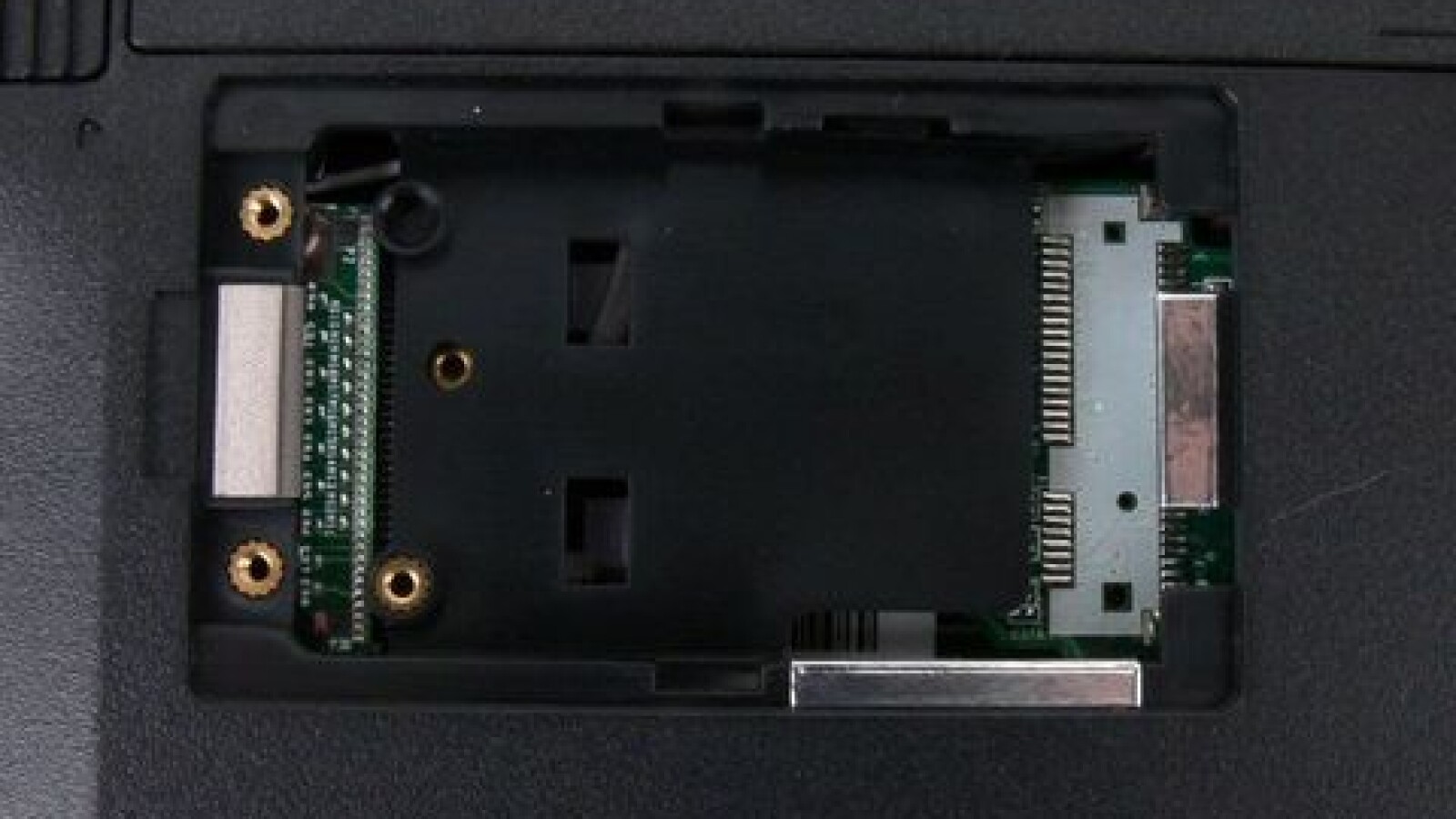 Hier ist wohl noch Platz für WiFi oder ähnliches.