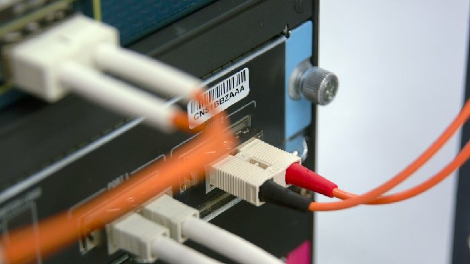 Über solch ein Glasfaserkabel ist das Rechenzentrum ans Internet angebunden