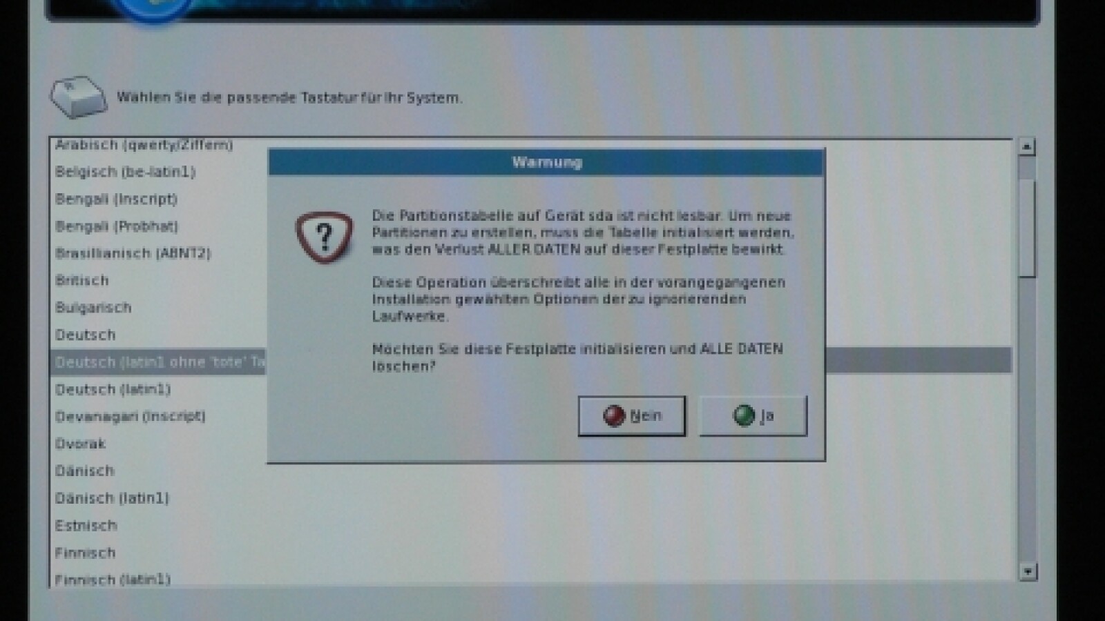 Er bemängelt die Partition. Kann bedenkenlos bestätigt und damit für Linux formatiert werden. Auf die PS3-Partition hat Linux keinen Zugriff