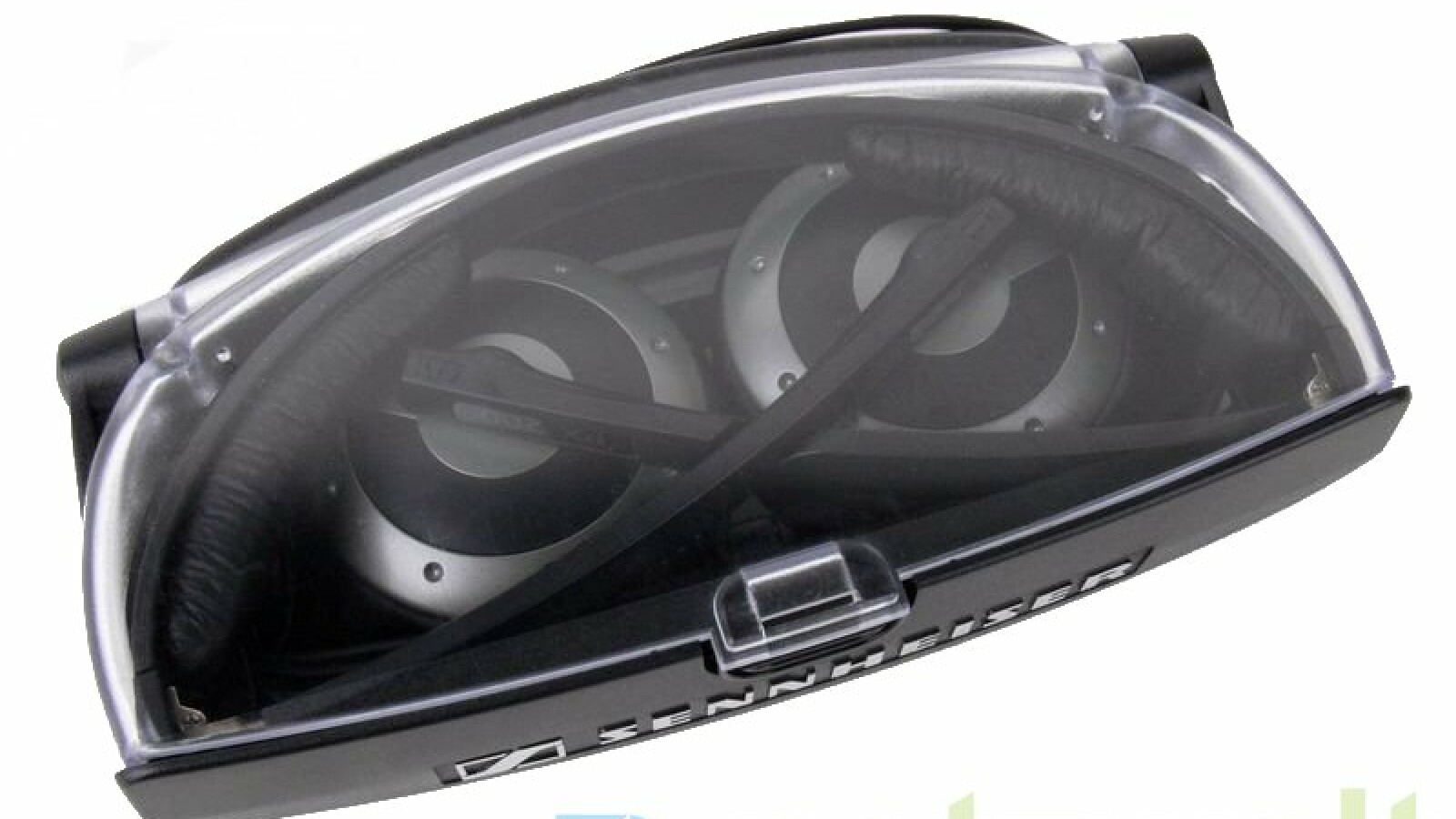 Die Transportbox aus Plastik sichert den Kopfhörer gegen Umwelteinflüsse und passt notfalls auch in eine Jeanstasche.