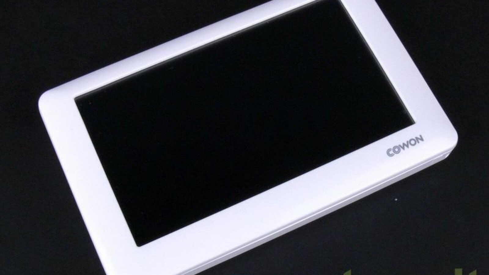 Im Test überzeugt das Gerät durch eine lupenreine Klang- und Video-Wiedergabe. Allerdings fehlt es ihm an wichtigen Ausstattungsdetails wie WLAN und Bluetooth oder einem Radio.