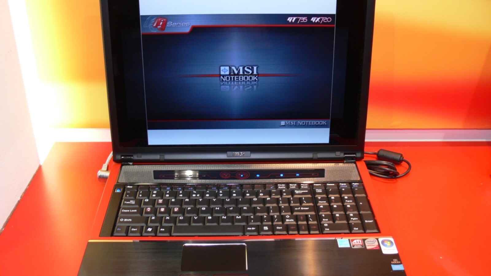 Satte 3,8 Kilogramm wiegt das Notebook mit Neun-Zellen-Akku.