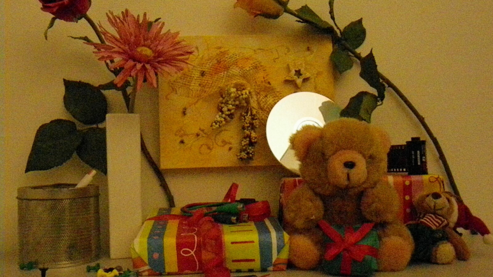 Zimmerbeleuchtung ein, Blitz aus: ISO 3200, Blende 4.6, 1/250 Sekunde.