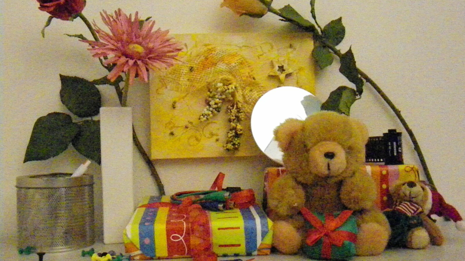 Zimmerbeleuchtung ein, Blitz aus: ISO 6400, Blende 4.6, 1/500 Sekunde.