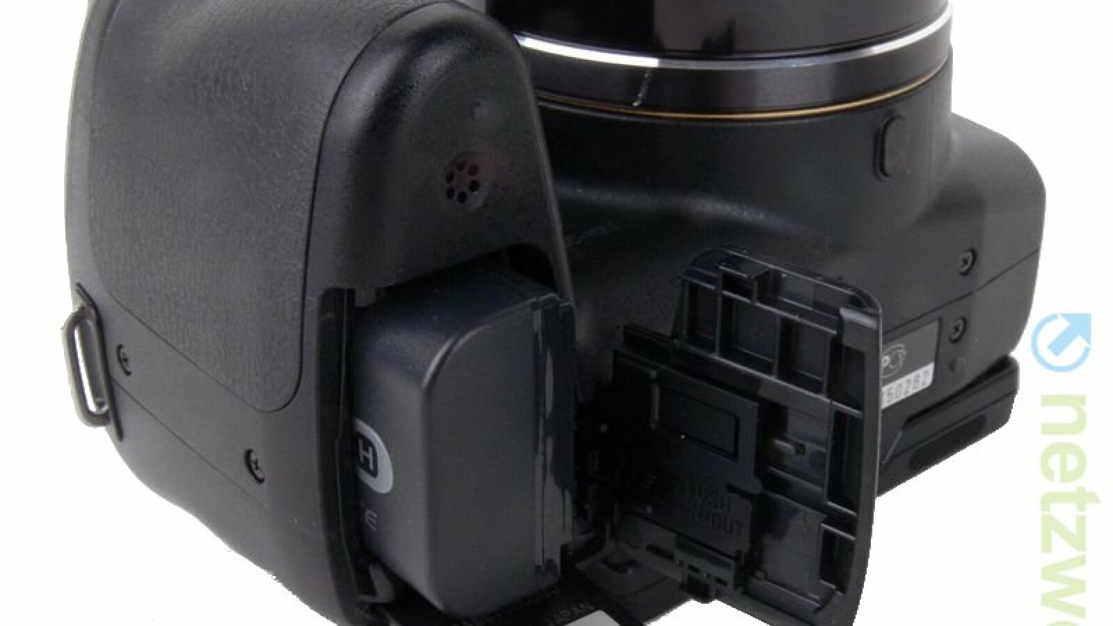 Akku und Memory Stick Duo stecken im Handgriff der Kamera.