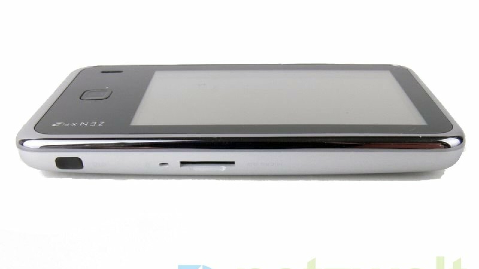 Über den Karten-Schacht kann die Kapazität erhöht werden. Micro-SD-Karten bis zu einer Größe von 16 Gigabyte finden Zugang.