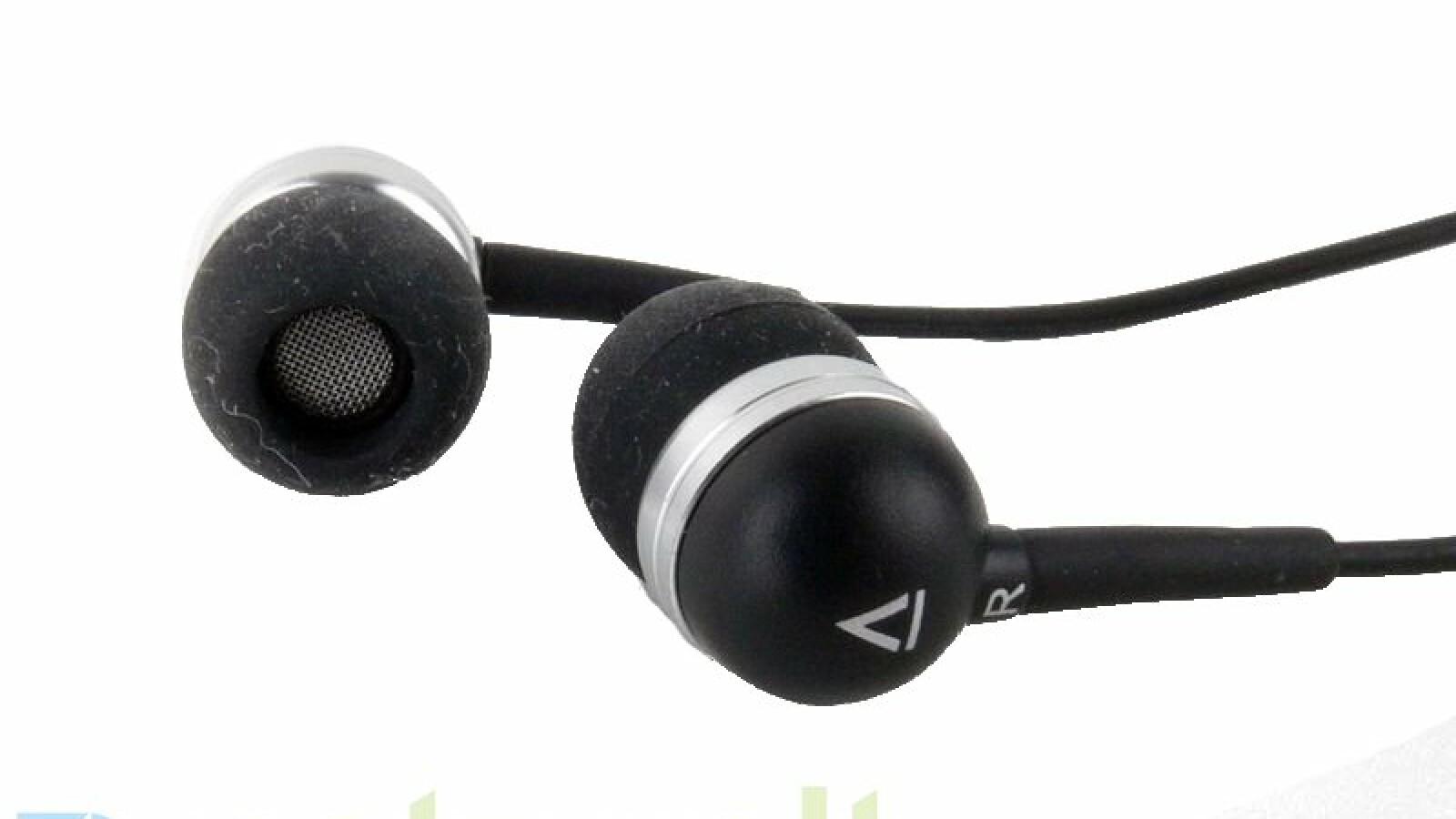 Im Lieferumfang enthalten sind gute Kopfhörer, die separat mindestens 15 Euro kosten.