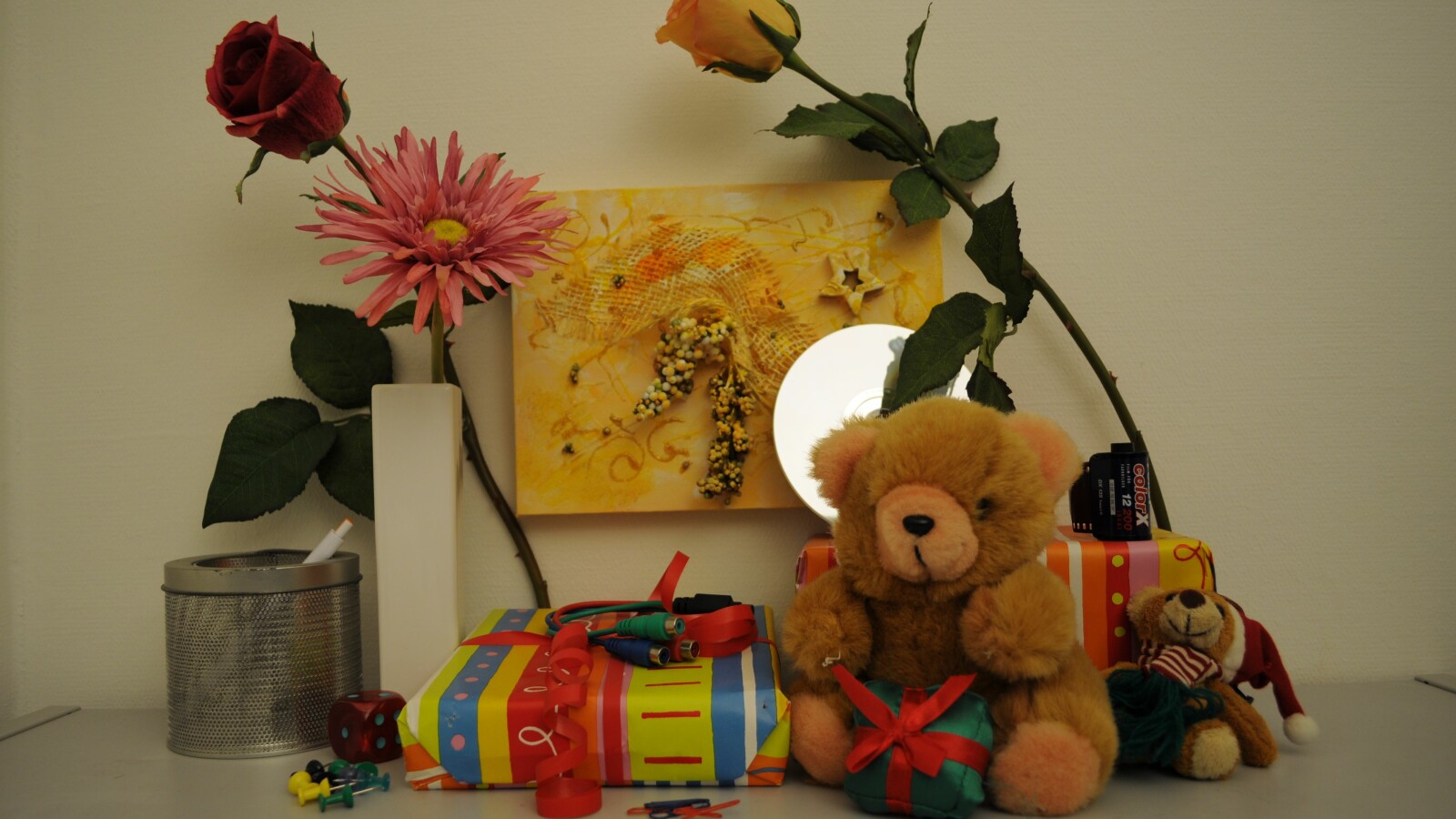 Zimmerbeleuchtung ein, Blitz aus: ISO 200, Blende 3.5, 1/30 Sekunde.