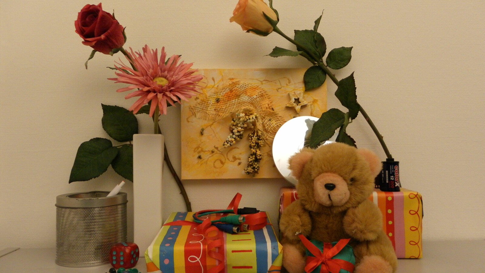 Zimmerbeleuchtung ein, Blitz aus: ISO 200, Blende 2.8, 1/50 Sekunde.