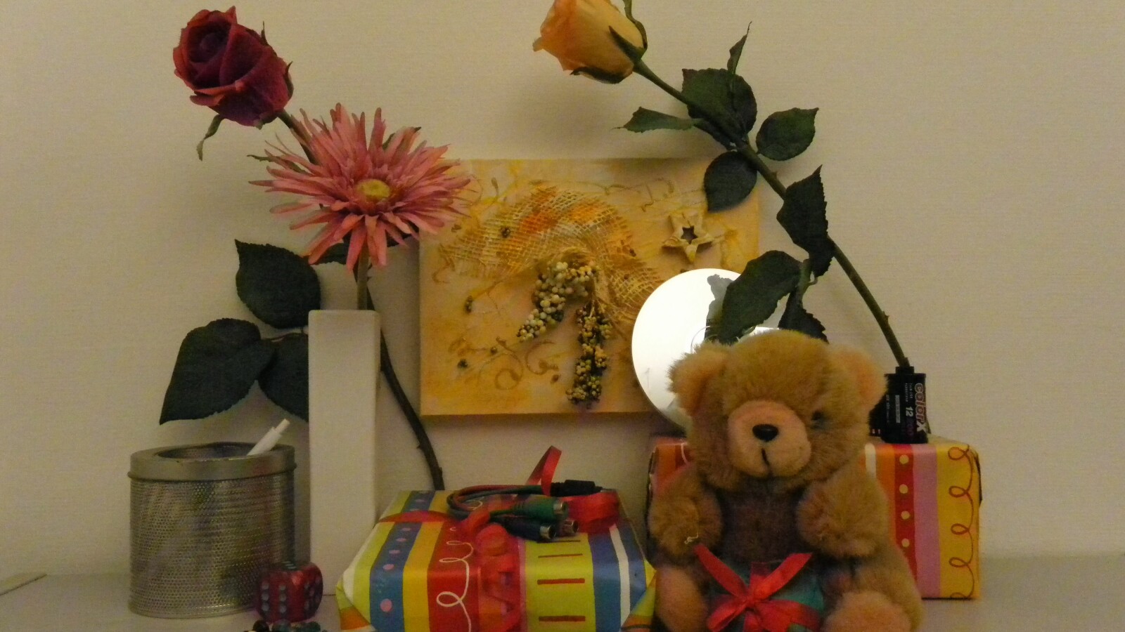 Zimmerbeleuchtung ein, Blitz aus: ISO 800, Blende 3.5, 1/160 Sekunde.