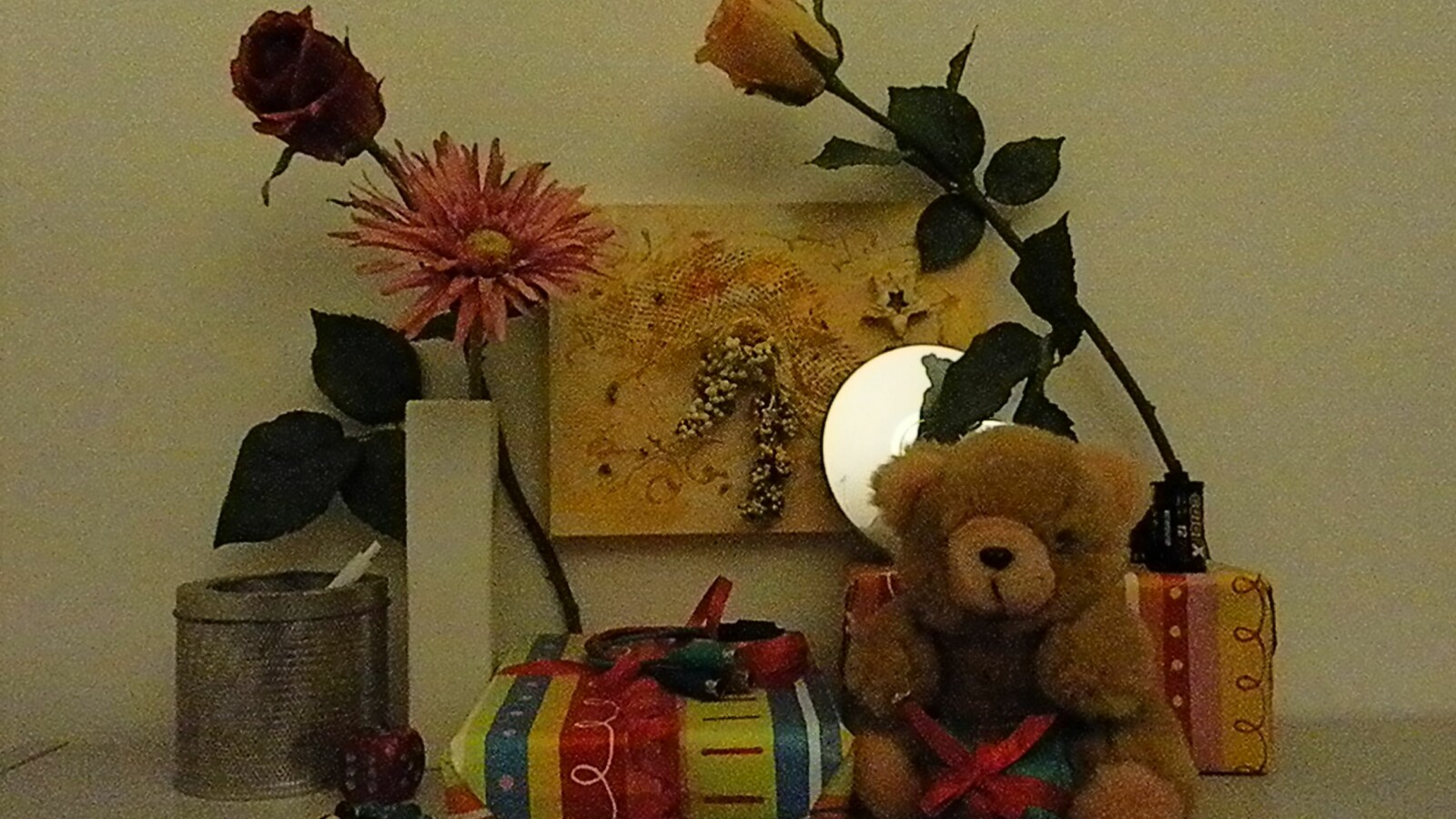 Zimmerbeleuchtung ein, Blitz aus: ISO 3200, Blende 5.0, 1/320 Sekunde.