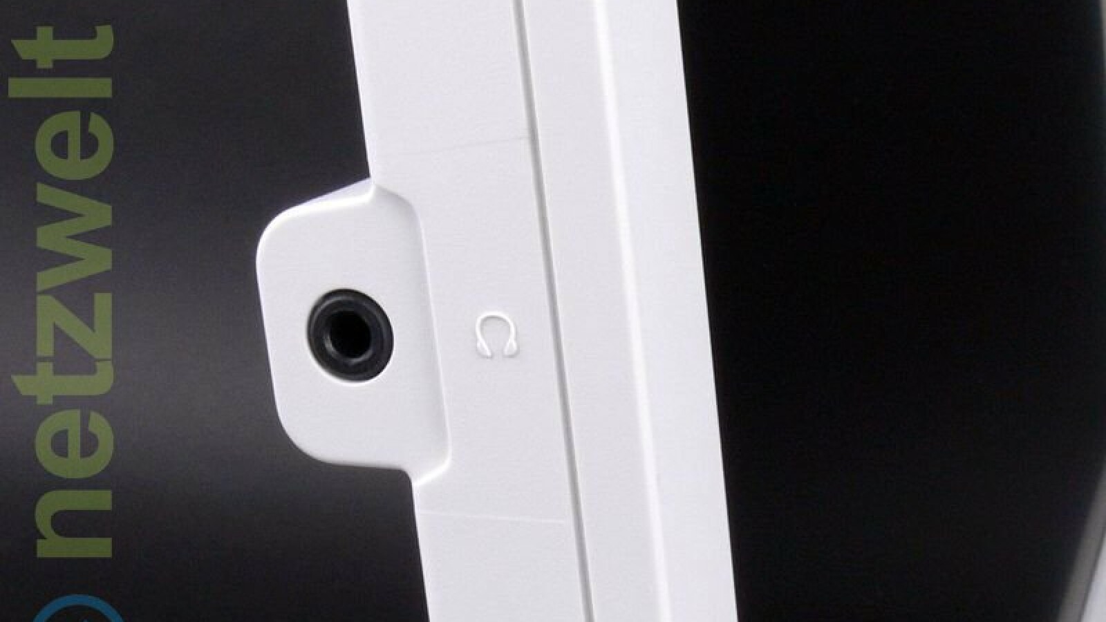 Kopfhörerbuchse an der linken Seite des Monitors.