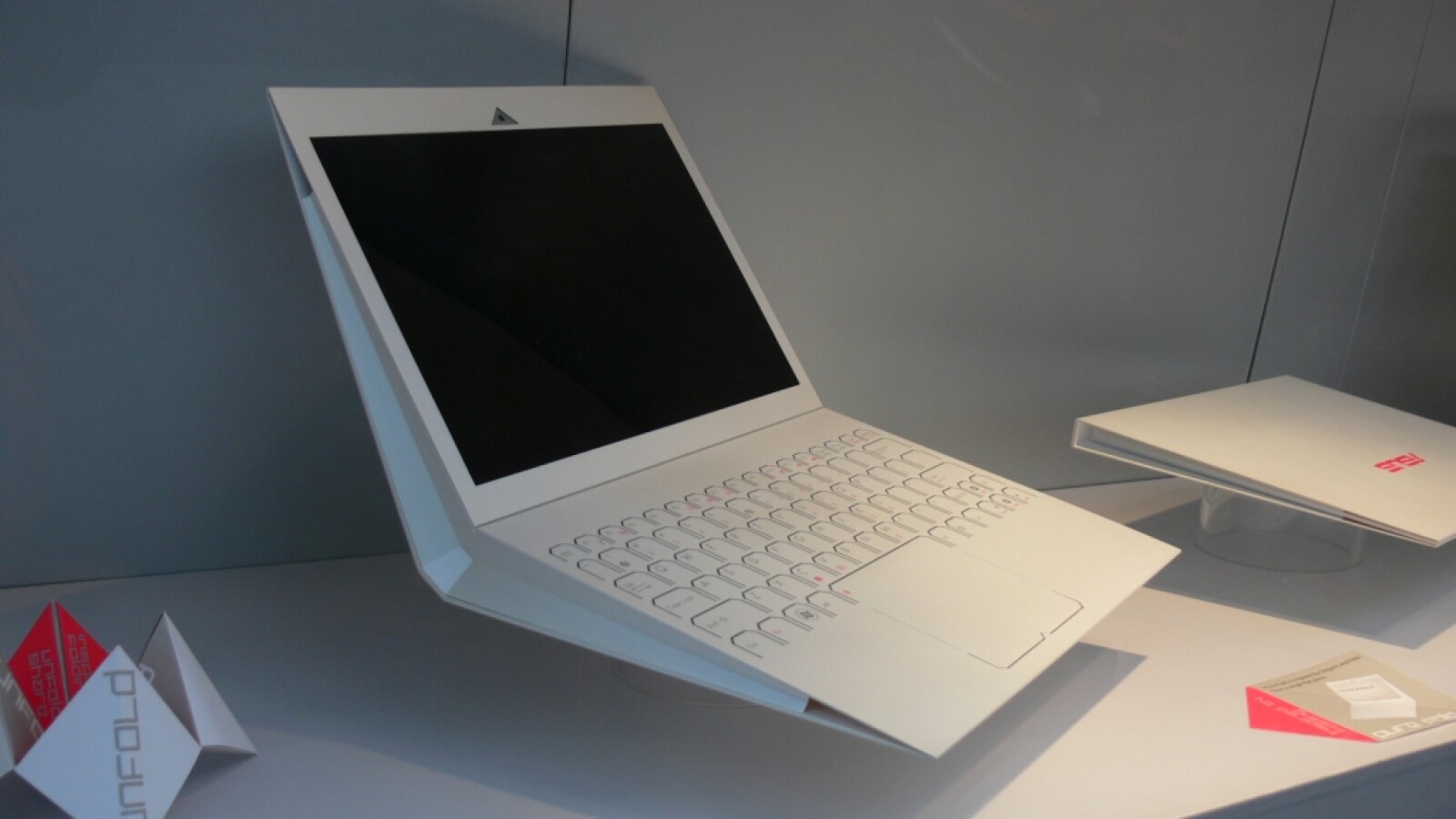 Im vorderen Bereich ist das Notebook nur drei Millimeter dünn.