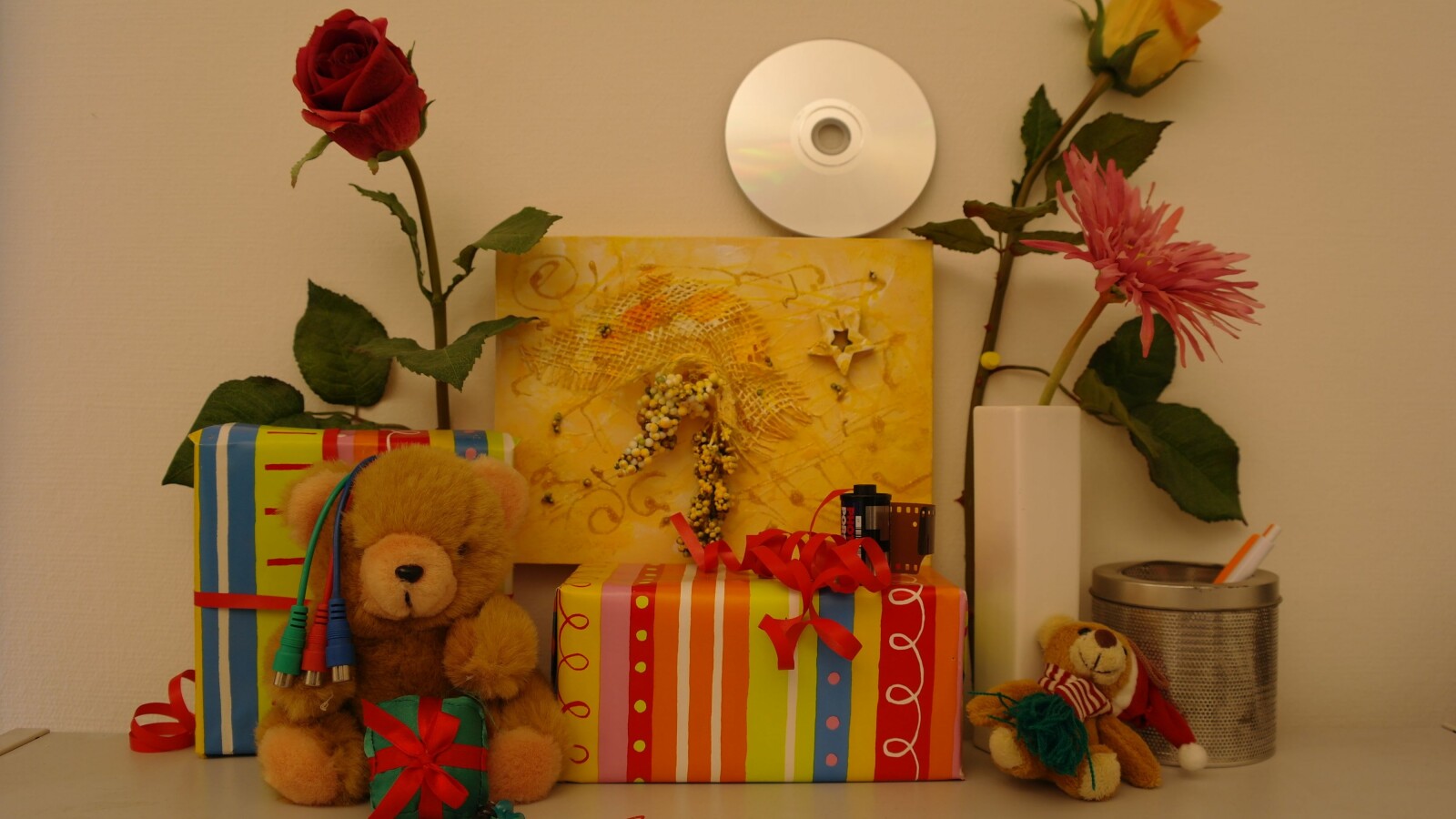 Zimmerbeleuchtung ein, Blitz aus: ISO 100, Blende 3.5, 1/10 Sekunde.