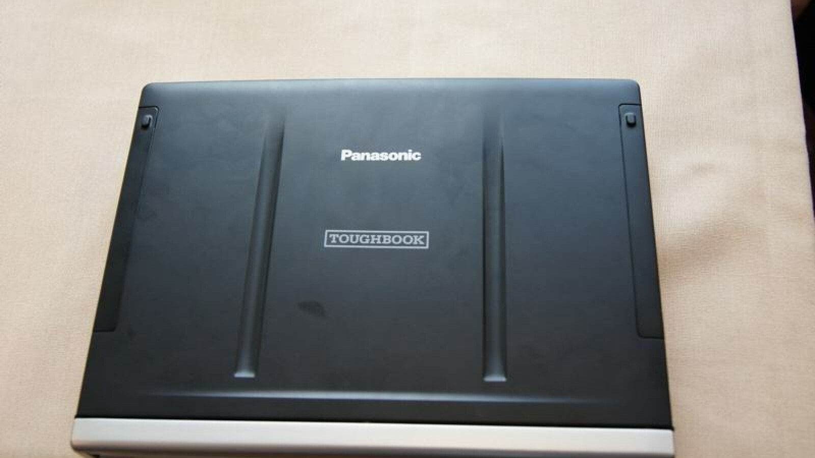 Der Deckel des Toughbooks soll Belastungen von 100 Kilogramm aushalten können.