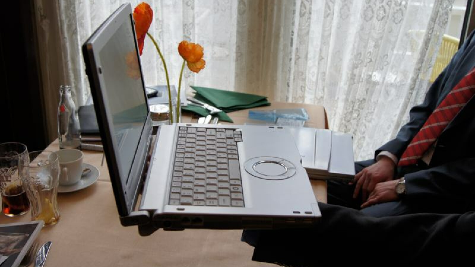 Eine Schlaufe auf der Unterseite erlaubt die Ein-Hand-Bedienung im Tablet- oder Normal-Modus.