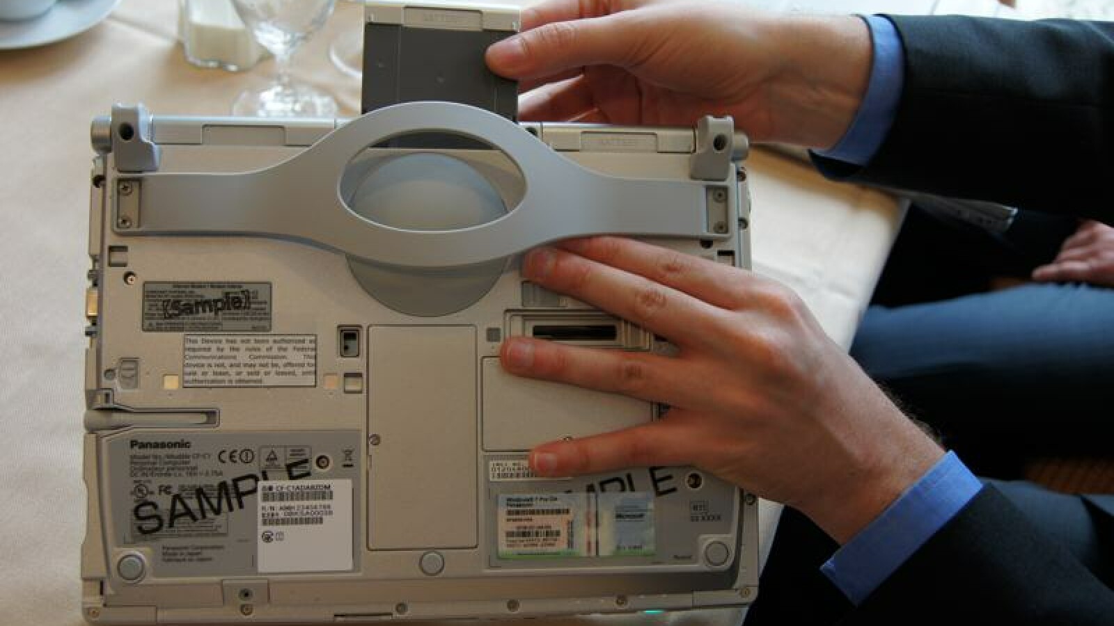 Auf der CeBIT hatte netzwelt die Gelegenheit einen handgefertigten Prototypen des CF-C1 auszuprobieren.