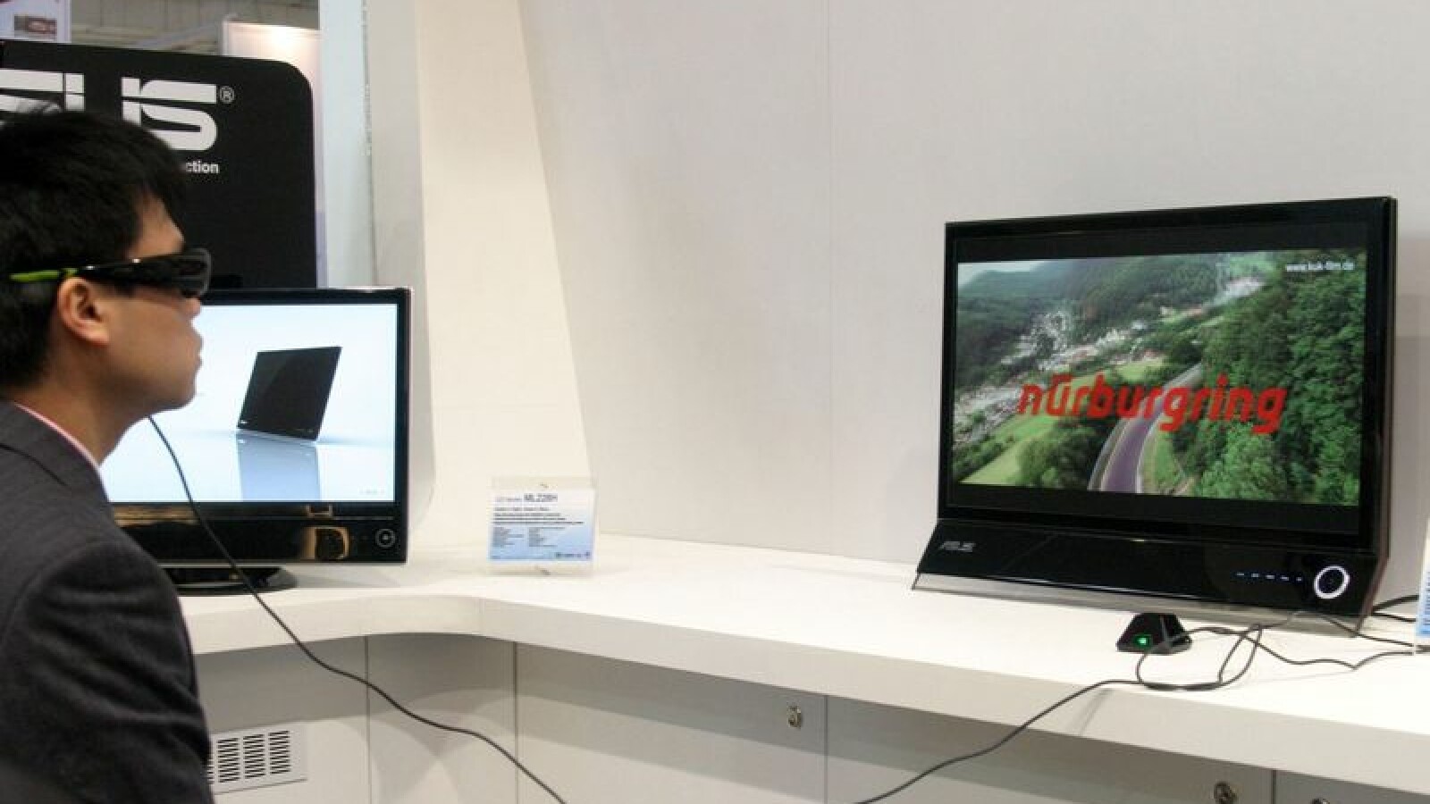 3D-Monitor mit Nvidia 3D Vision - Shutterbrille nötig.