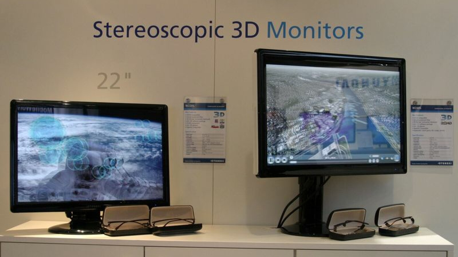 Stereoskopische 3D-Bildschirme - Polarisationsbrille nötig.