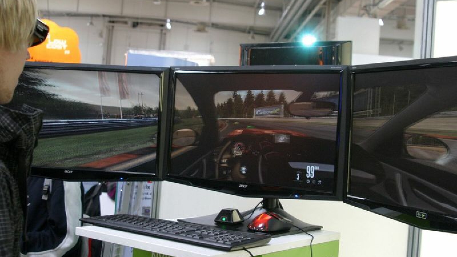 3D-Ansicht auf drei Monitoren nebeneinander - Shutterbrille nötig.