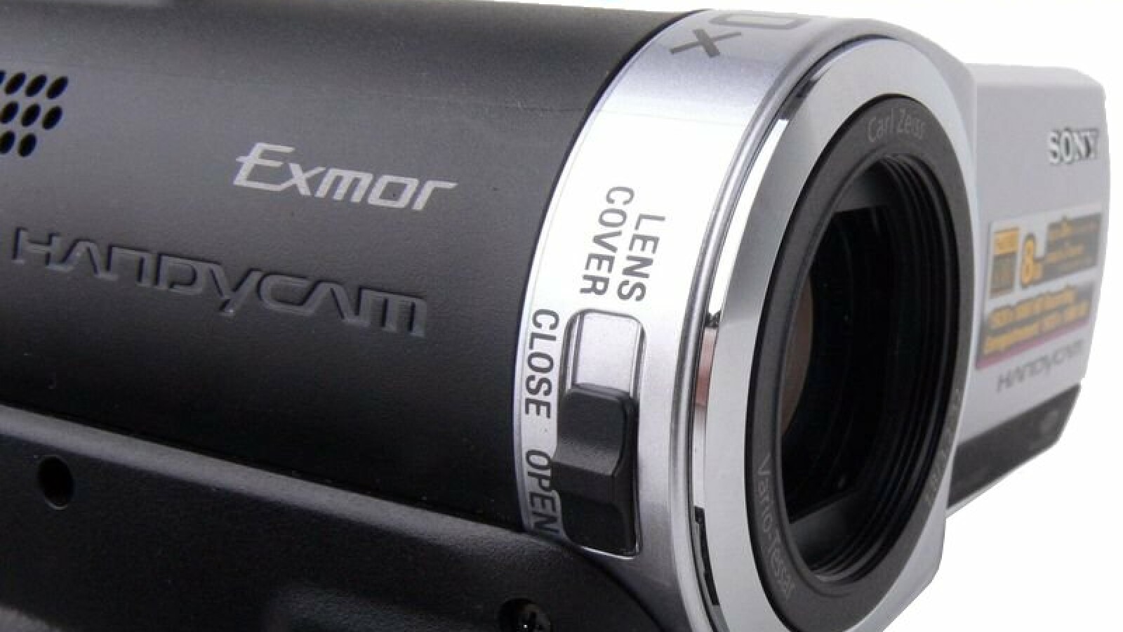 Die Linsenabdeckung öffnet und schließt der Nutzer manuell.