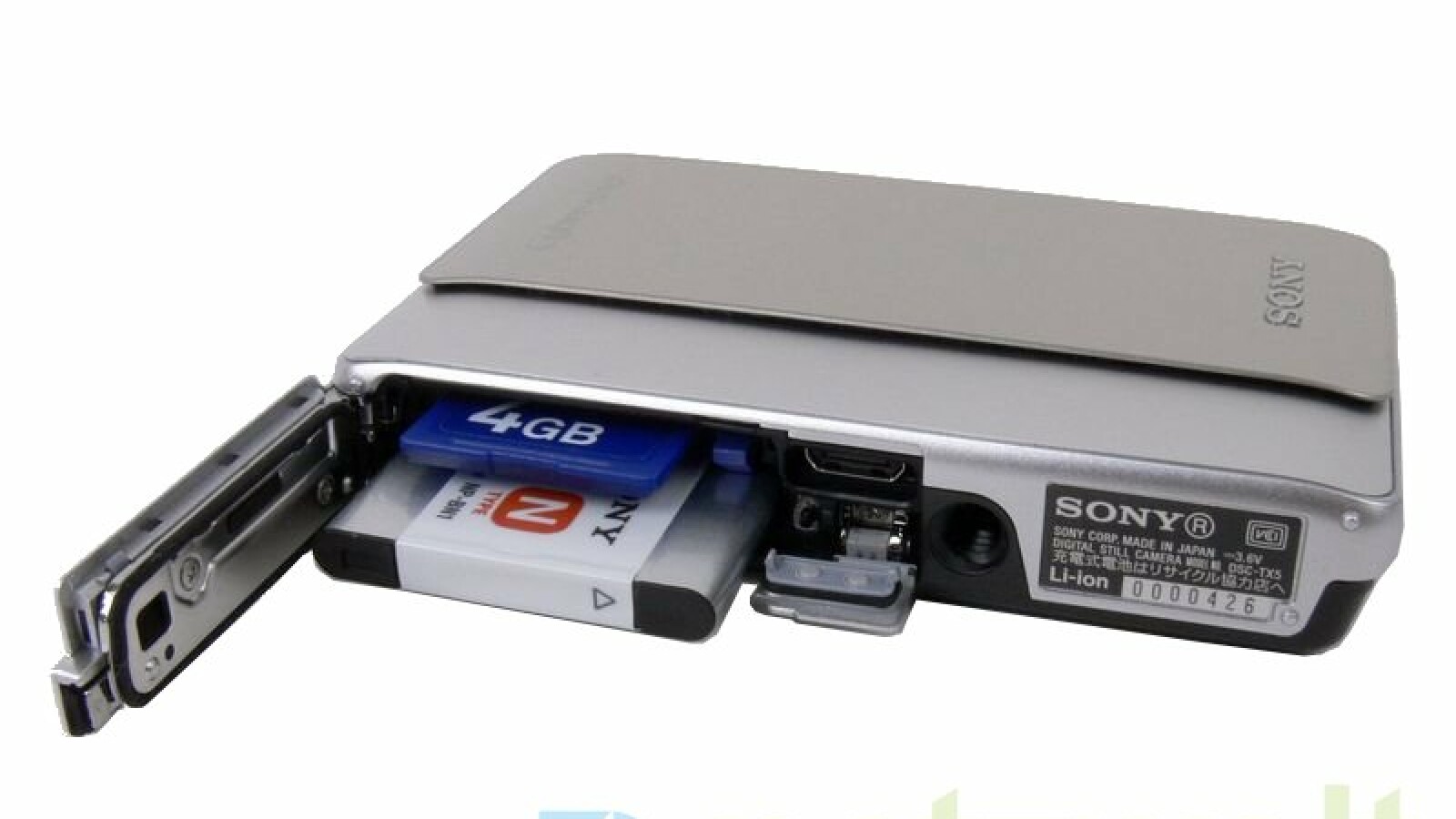 Kartenschaft für Memory Sticks und SD-Speicherkarten sowie ein Lithium-Ionen-Akku und ein herstellerspezifischer USB- und AV-Anschluss hinter speziell abgedichteten Klappen.